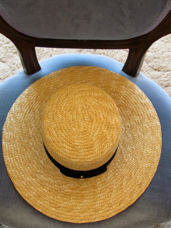 STRAW HAT w BLACK BAND, WIDE BRIM, S, QUALITY BOATER TYPE, VACATION, RESORTWEAR